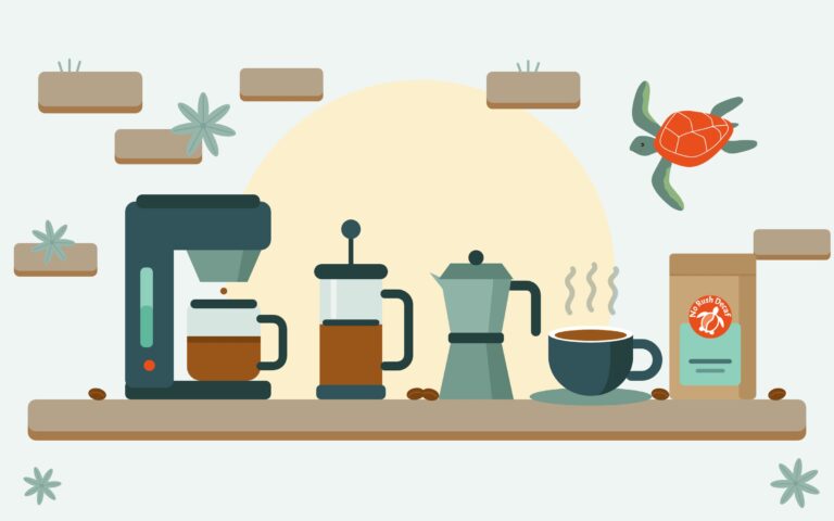 Zo zet je je decaf op zijn best Getekend: een filterapparaat, een cafetière, een percolator, een kop koffie en een zak No Rush Decaf op een plank